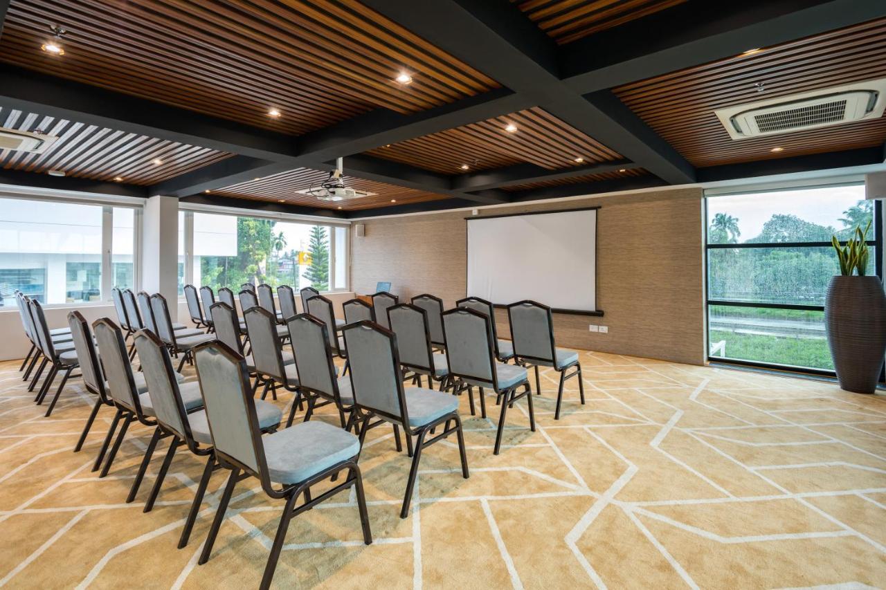 Sugar Business Hotel Kochi Exterior photo